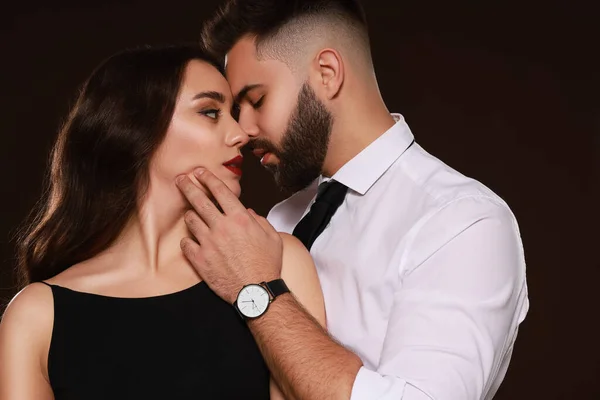 Koyu Kahverengi Arka Planda Seksi Bayan Olan Yakışıklı Sakallı Adam — Stok fotoğraf