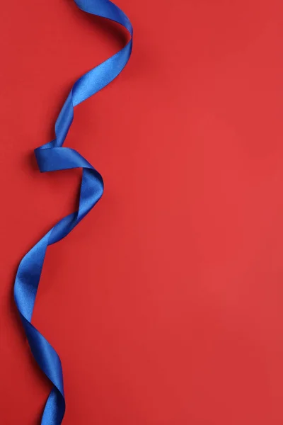 Gyönyörű Kék Szalag Piros Háttérrel Felülnézetből Szöveg Helye — Stock Fotó