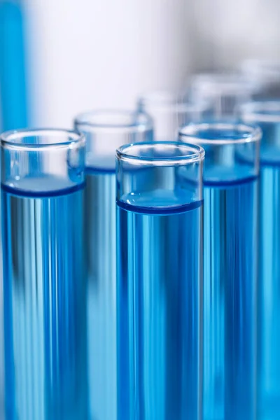 Tesztcsövek Reagensekkel Homályos Háttérrel Közelkép Laboratóriumi Elemzés — Stock Fotó