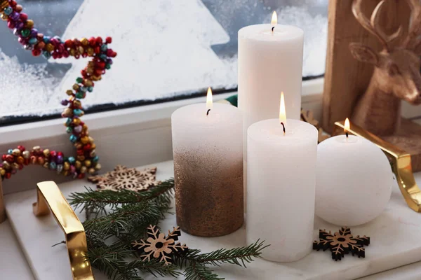 Belles Bougies Allumées Avec Décor Noël Sur Rebord Fenêtre Intérieur — Photo