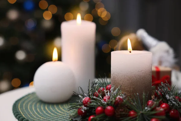 Όμορφα Κεριά Και Χριστουγεννιάτικη Διακόσμηση Λευκό Τραπέζι Εσωτερικούς Χώρους — Φωτογραφία Αρχείου