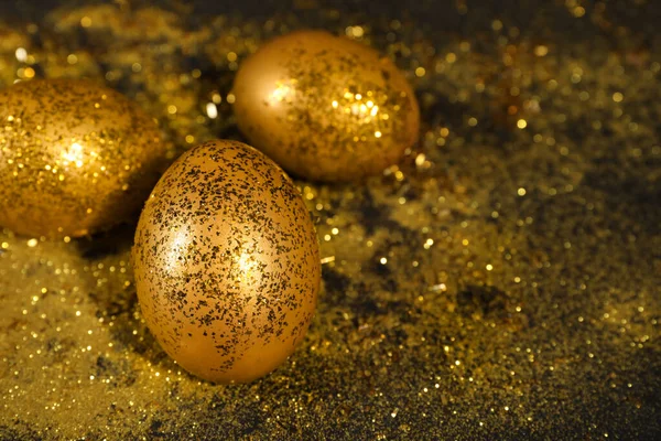 Parlak Altın Yumurtalar Üzerinde Simler Var Yazı Için Yer Var — Stok fotoğraf
