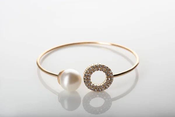 Elegantes Goldenes Armband Mit Perle Isoliert Auf Weiß — Stockfoto