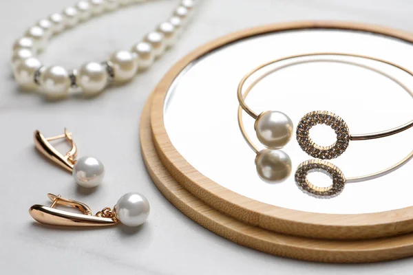 Elegant Necklace Bracelet Earrings Pearls White Marble Table Closeup — 스톡 사진