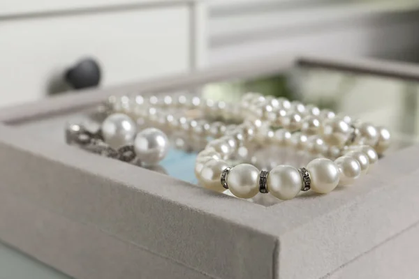 Luxurious Pearl Necklace Earrings Jewelry Box Closeup — Fotografia de Stock