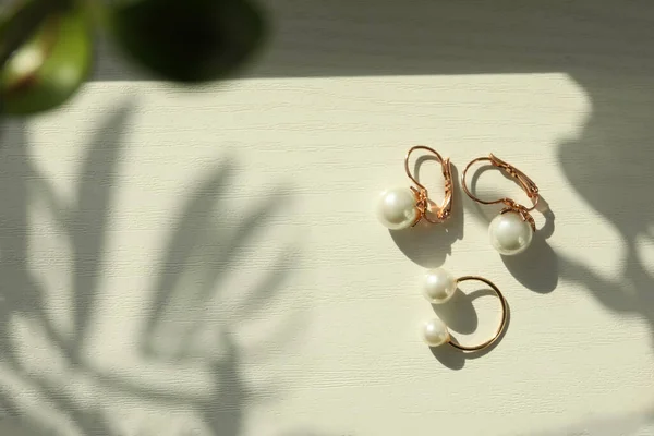 Elegant Golden Ring Earrings Pearls White Wooden Table Flat Lay — 스톡 사진