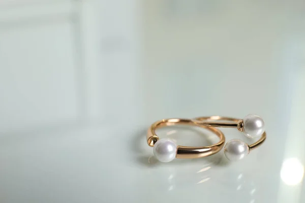 Elegant Golden Rings Pearls White Table Closeup Space Text — Fotografia de Stock