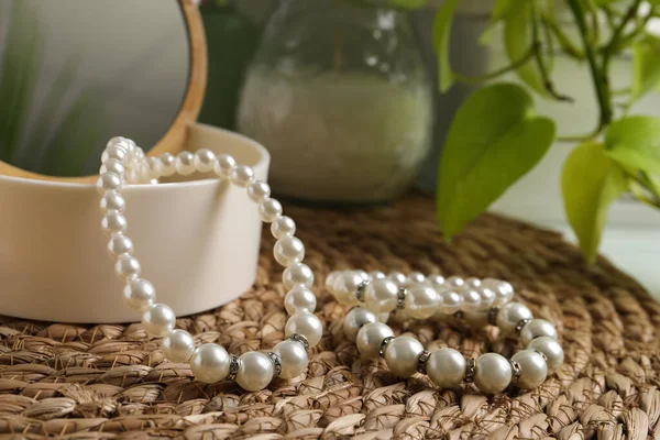 Stilvoller Schmuck Mit Perlen Und Schachtel Auf Weidenmatte Nahaufnahme — Stockfoto