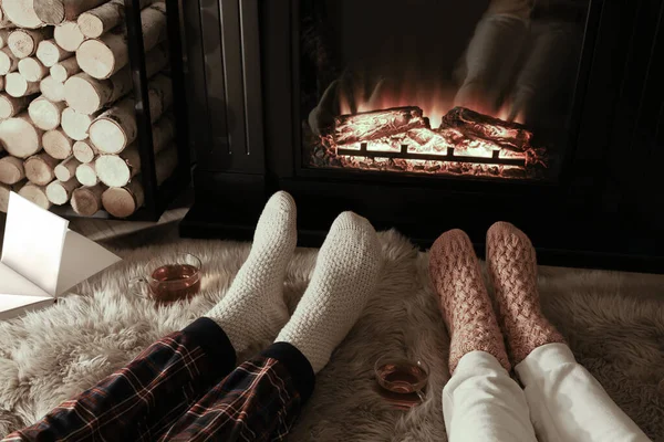 Ζευγάρι Πλεκτά Κάλτσες Κοντά Στο Τζάκι Στο Σπίτι Closeup Των — Φωτογραφία Αρχείου