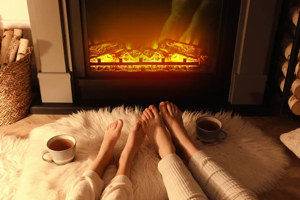 Evdeki Şöminenin Yanında Dinlenen Çift Bacaklarına Yakın — Stok fotoğraf