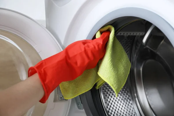 Kvinna Rengöring Tvättmaskin Med Trasa Närbild — Stockfoto