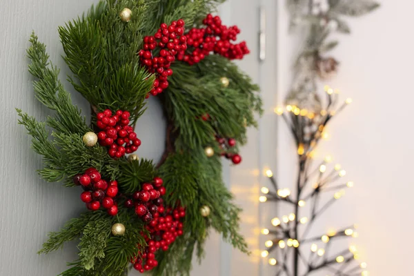 Beyaz Kapısında Kırmızı Böğürtlen Dekor Asılı Güzel Bir Noel Çelengi — Stok fotoğraf