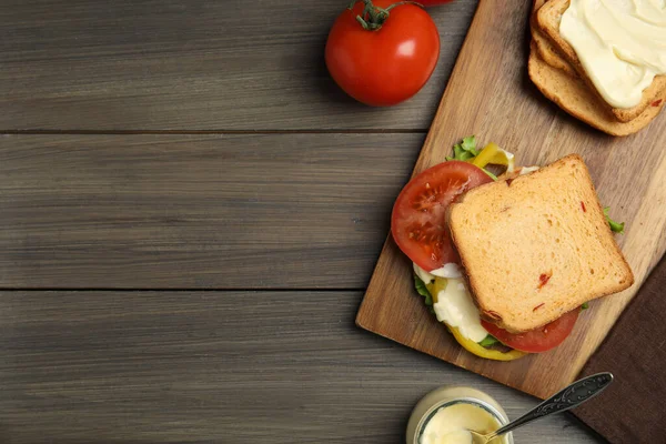 Heerlijke Sandwich Met Groenten Mayonaise Geserveerd Houten Tafel Plat Gelegd — Stockfoto