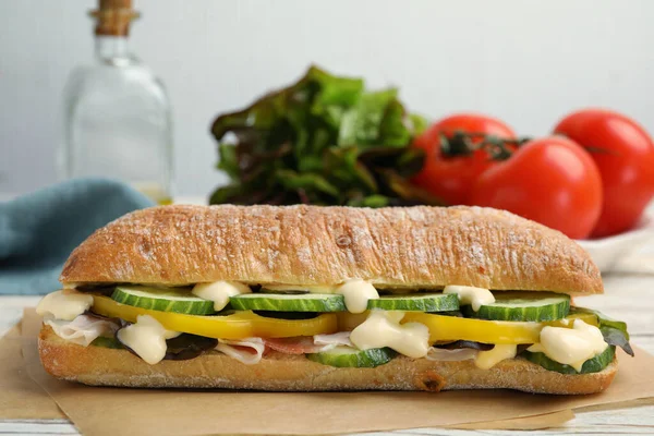 Läcker Smörgås Med Grönsaker Skinka Och Majonnäs Pergamentpapper Närbild — Stockfoto