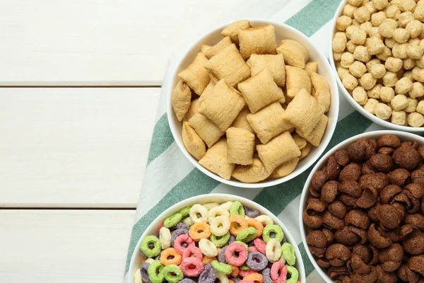 Diferentes Deliciosos Cereales Para Desayuno Mesa Madera Blanca Plana Espacio — Foto de Stock
