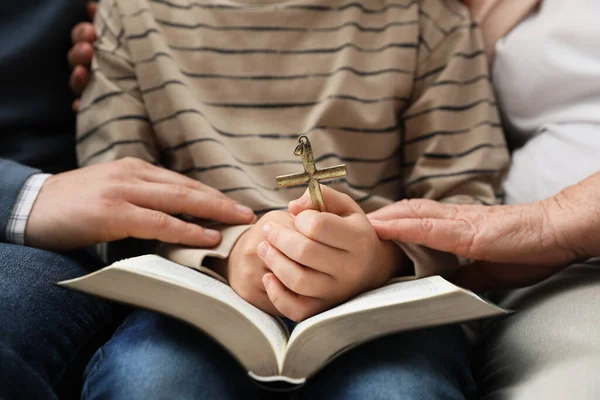 Pojken Och Hans Gudföräldrar Ber Tillsammans Närbild — Stockfoto