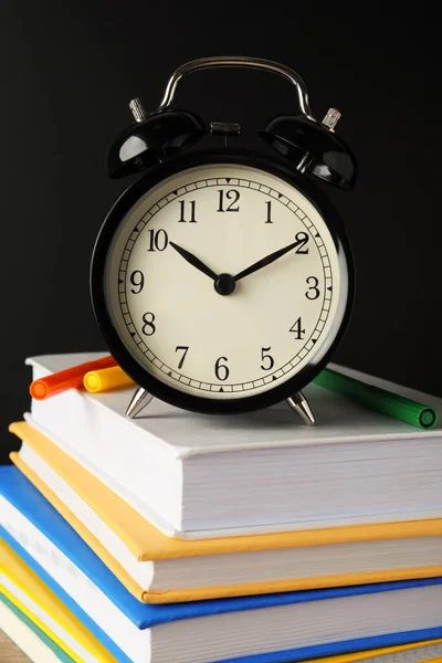 Relógio Alarme Livro Empilhado Perto Quadro Negro Hora Escola — Fotografia de Stock