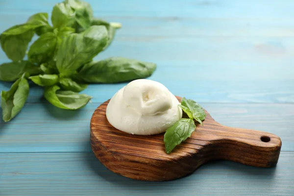 Köstlicher Burrata Käse Mit Basilikum Auf Hellblauem Holztisch — Stockfoto