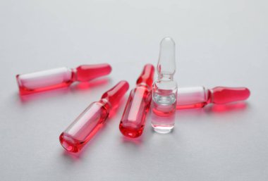 Beyaz arka planda farklı ilaç ampulleri, yakın plan