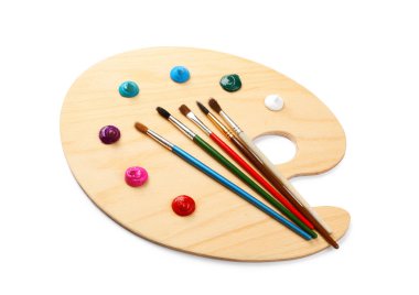 Tahta sanatçı paleti, fırçalar ve beyaz üzerine izole edilmiş boya örnekleri.