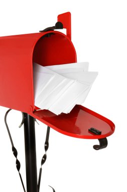 Beyaz arkaplanda zarflar olan kırmızı posta kutusu