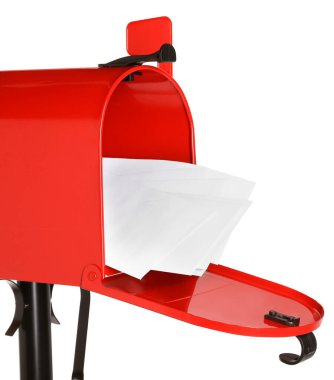 Beyaz arkaplanda zarflar olan kırmızı posta kutusu