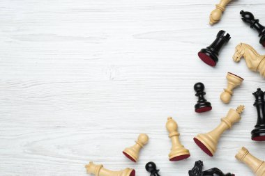 Beyaz ahşap masa üzerinde birçok farklı satranç taşı, düz yatıyordu. Metin için boşluk