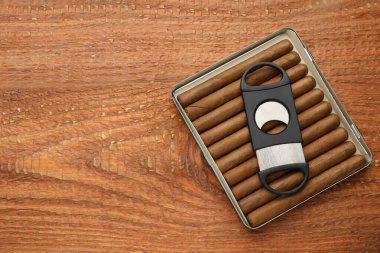 Purolar ve giyotin makası ahşap masada, üst manzara. Metin için boşluk