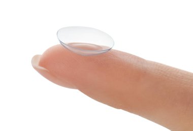 Beyaz arkaplanda kontak lens tutan kadın, yakın plan
