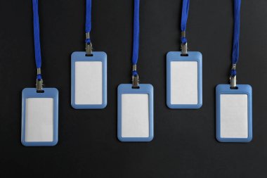 Siyah arka planda boş rozetler, düz yatış. Tasarım için model