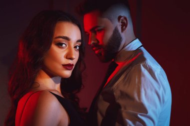 Yakışıklı sakallı adam ve evde seksi bir kadın. Renk tonlu