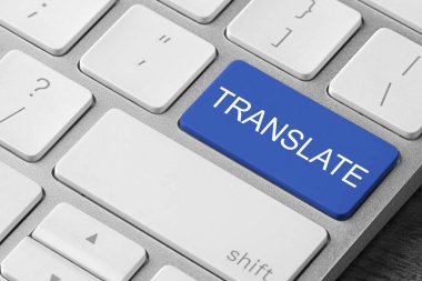 Bilgisayar klavyesinde TRANSLATE sözcüğüyle mavi düğme, yakın görünüm