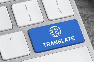 Bilgisayar klavyesinde TRANSLATE sözcüğüyle mavi düğme, yakın görünüm