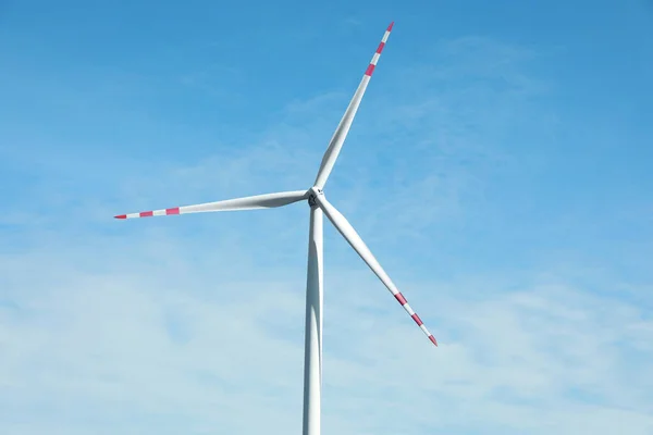 Moderne Windturbine Tegen Blauwe Lucht Alternatieve Energiebron — Stockfoto