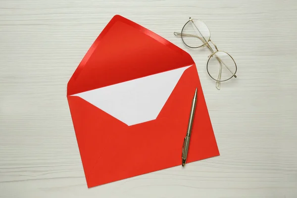 Envelope Com Cartão Papel Branco Óculos Caneta Mesa Madeira Branca — Fotografia de Stock
