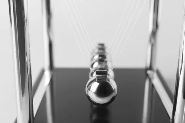 Клинок Ньютона Фоні Світла Зчіплення Фізичний Закон Енергозбереження — стокове фото