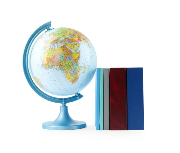 塑料模型地球和白色背景的书籍 地理课程 — 图库照片