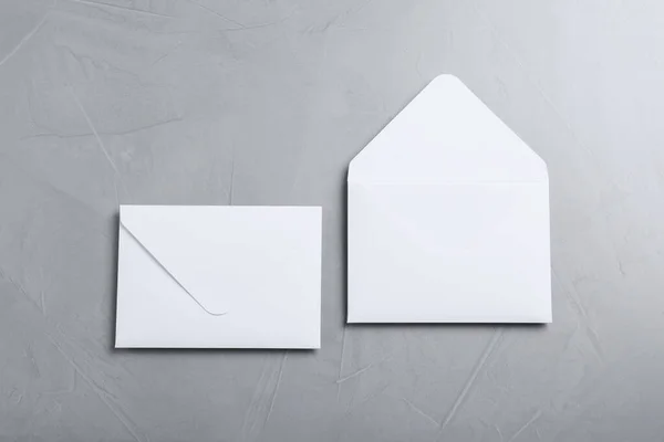 Açık Gri Masada Düz Beyaz Kağıt Zarflar — Stok fotoğraf