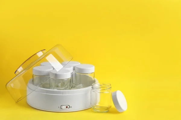 现代酸奶制造商 带有黄色背景的空罐子 文字空间 — 图库照片