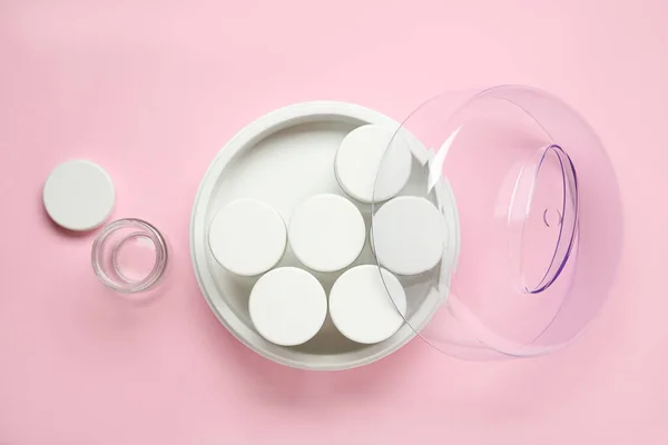 Fabricante Yogur Moderno Con Frascos Sobre Fondo Rosa Laico Plano — Foto de Stock