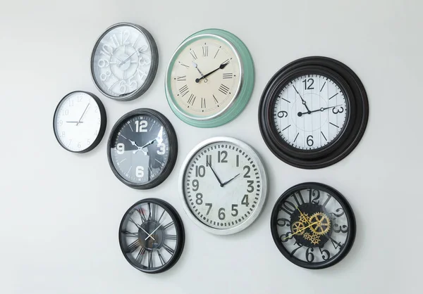 Many Different Clocks Hanging White Wall — Stockfoto