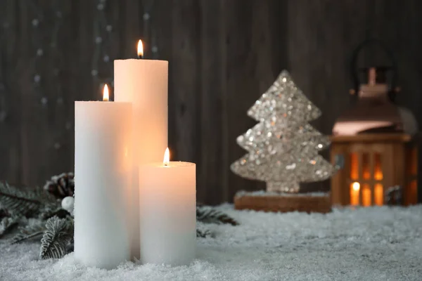 Velas Ardientes Decoración Navideña Sobre Nieve Artificial Espacio Para Texto — Foto de Stock