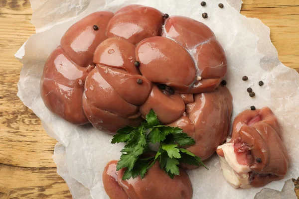 Fresh Raw Kidneys Seasonings Wooden Table Top View — Zdjęcie stockowe