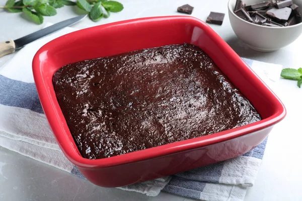 Delicioso Brownie Chocolate Assadeira Mesa Cinza Claro — Fotografia de Stock