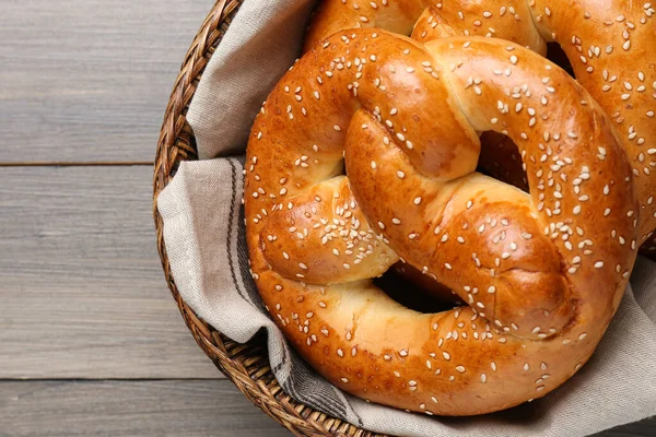 Korb Mit Leckeren Brezeln Auf Holztisch Nahaufnahme — Stockfoto