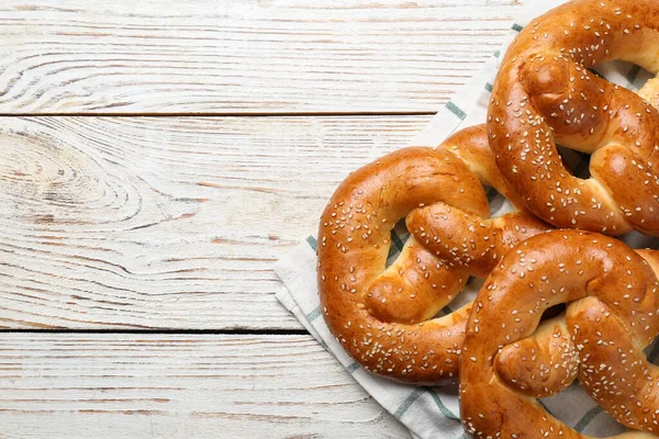 Délicieux Bretzels Aux Graines Sésame Sur Table Bois Blanc Vue — Photo