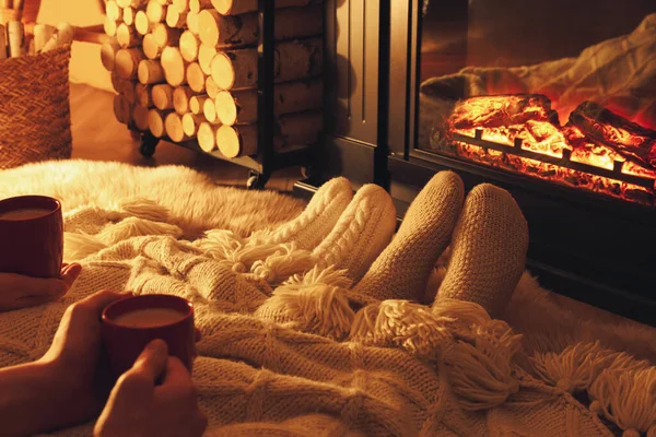 家中壁炉附近针织袜子的情侣 特写镜头 — 图库照片