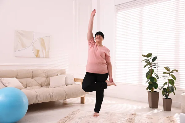 Kilolu Olgun Bir Kadın Evde Yoga Yapıyor — Stok fotoğraf