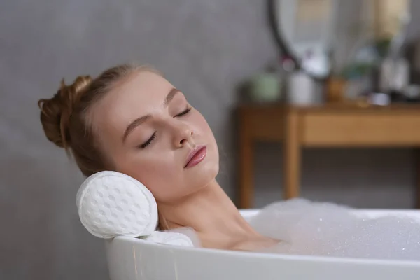 실내에서 목욕을 즐기면서 베개를 사용하는 — 스톡 사진