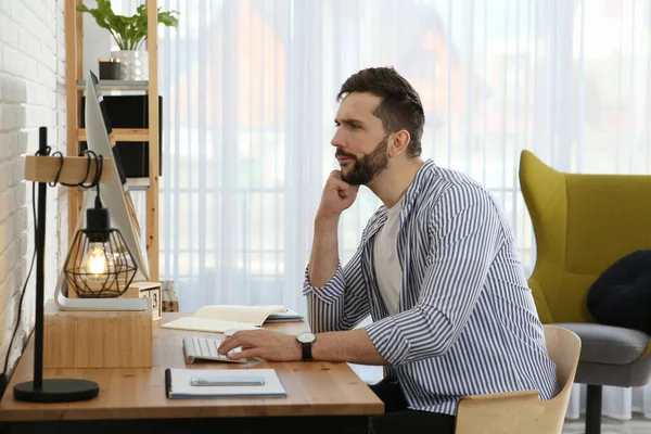 Online Test Man Studying Computer Home — Photo